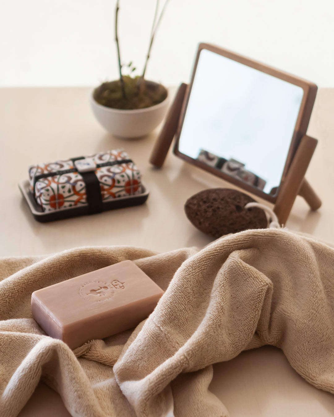 Santal Tonka Soap 200g with Soap Dish